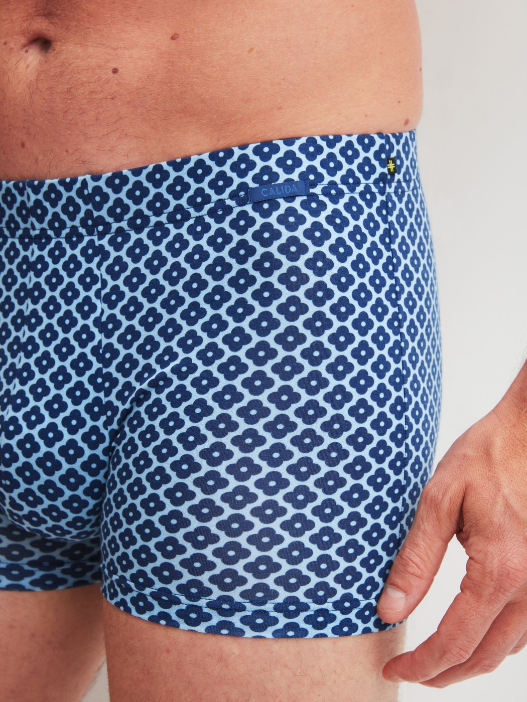 Le mannequin Homme porte le/la Boxer brief en Lyocell de couleur Bleu, À motifs, de la série Focus Trend de CALIDA, Détail
