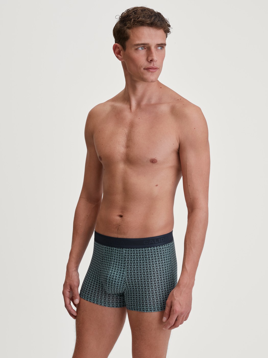 Herren-Model trägt Boxer Brief mit Softgummibund aus TENCEL™ in Grün, Gemustert aus Serie Focus Trend von CALIDA, Outfit