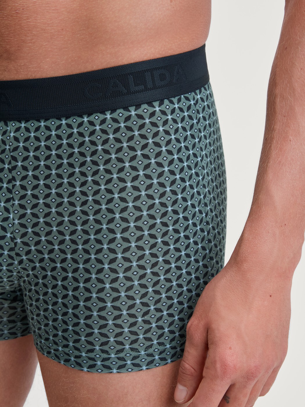 Herren-Model trägt Boxer Brief mit Softgummibund aus TENCEL™ in Grün, Gemustert aus Serie Focus Trend von CALIDA, Detail