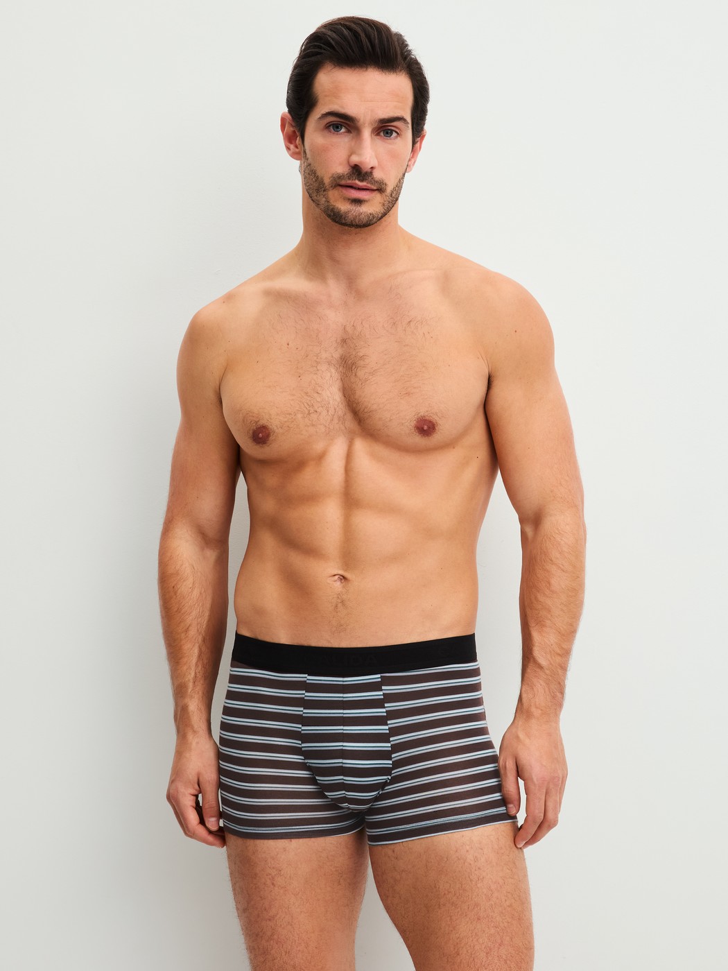 Herren-Model trägt Boxer Brief mit Softgummibund aus Lyocell in Braun, Gestreift aus Serie Focus Trend von CALIDA, Outfit