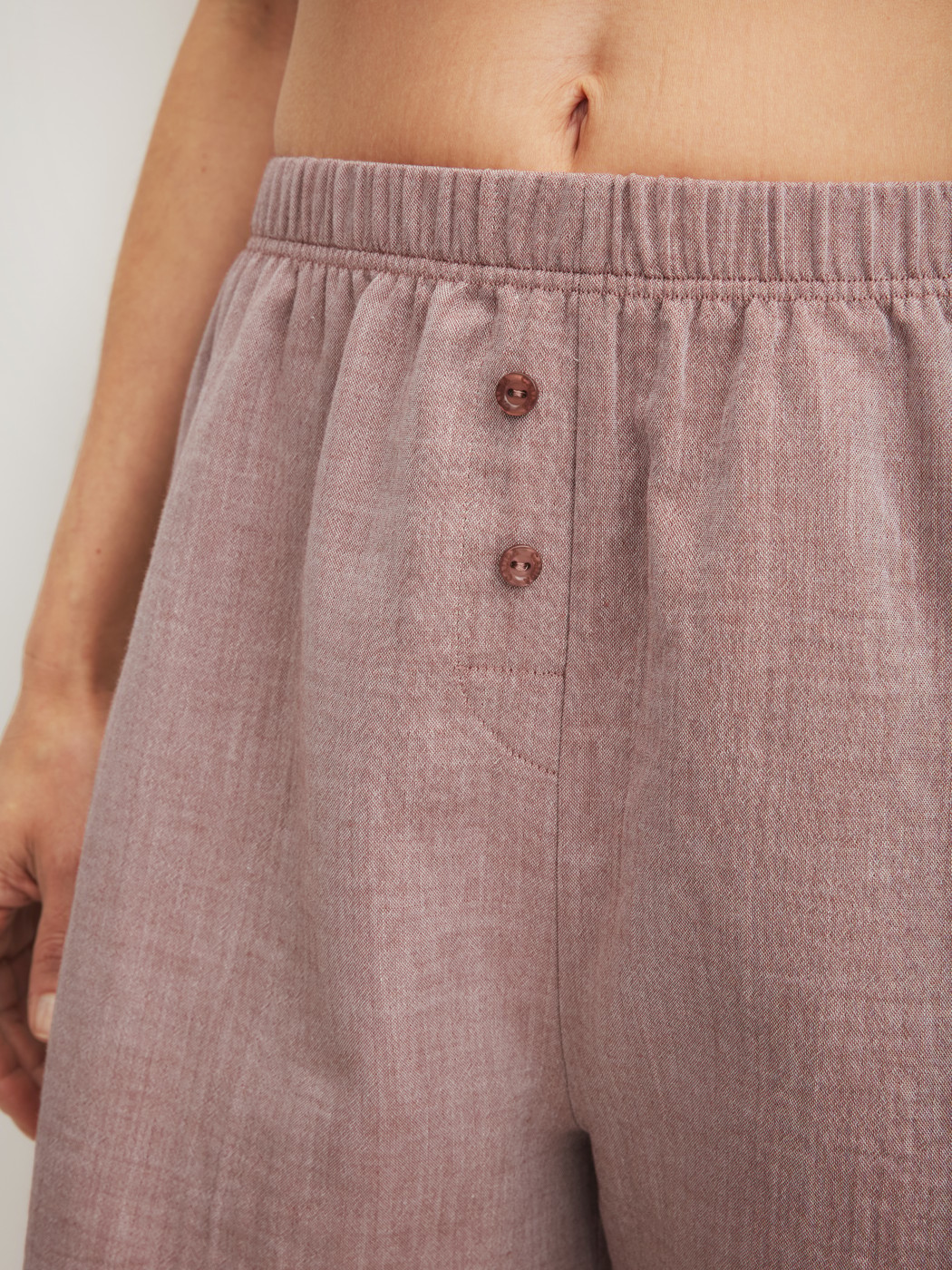 Le mannequin Femme porte le/la Short de pyjama en 100% coton de couleur Marron, Unicolore, de la série Favourites Tiles de CALIDA, Détail