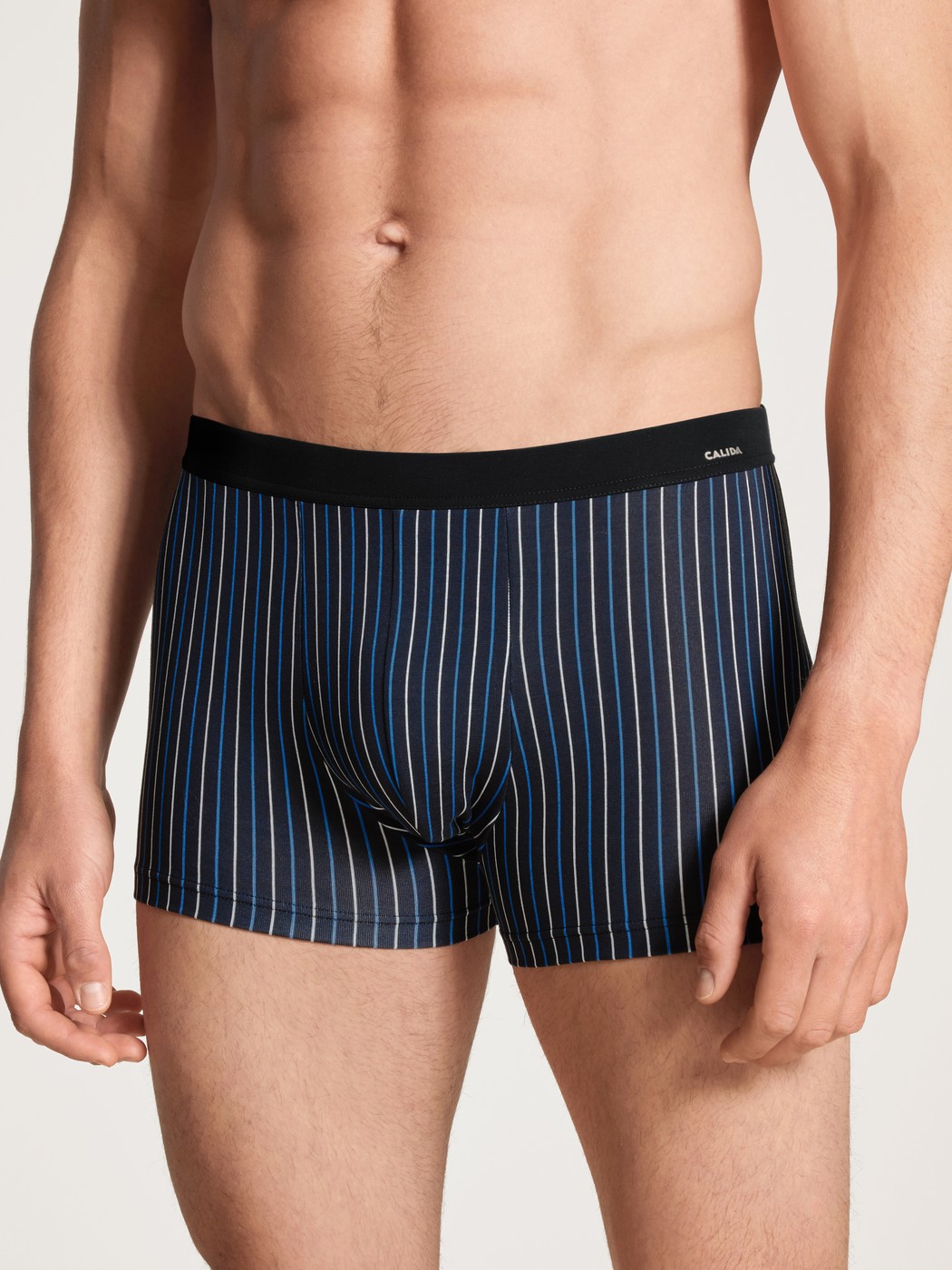 Herren-Model trägt Boxer Brief, 3er-Pack aus Baumwolle in Schwarz, Gestreift aus Serie Cotton Special von CALIDA, Vorderansicht