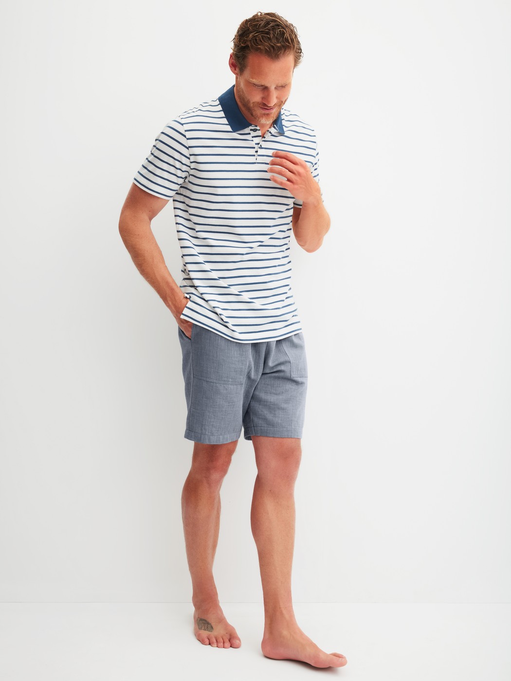 Le mannequin Homme porte le/la Bermuda avec poches latérales en 100% coton de couleur Gris, Unicolore, de la série RMX Sleep Journey de CALIDA, Tenue