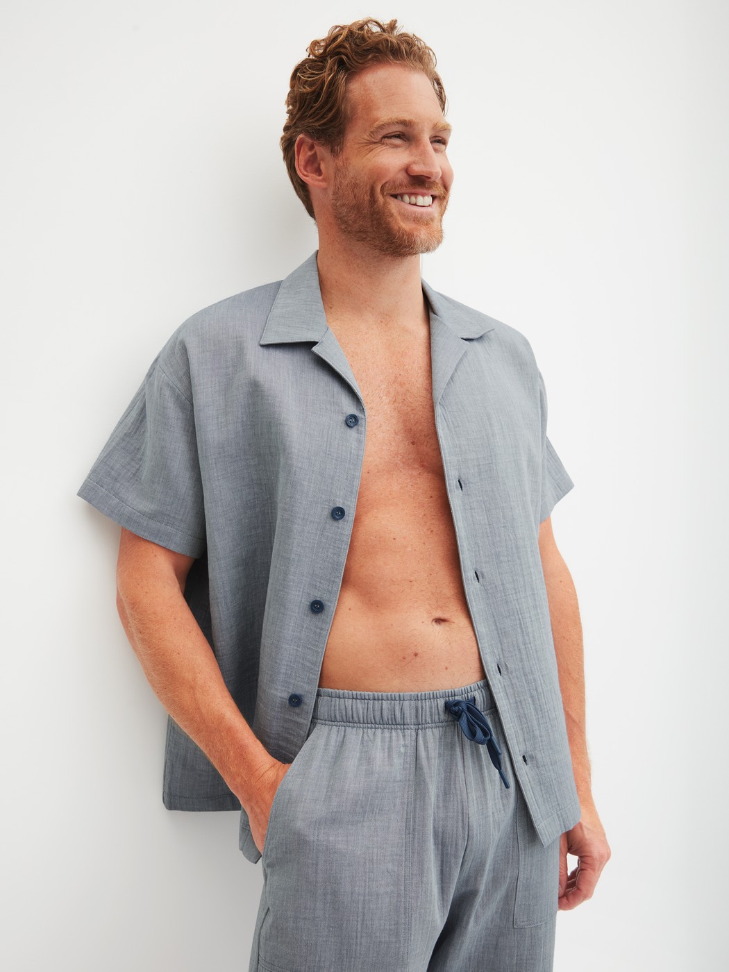 Le mannequin Homme porte le/la Bermuda avec poches latérales en 100% coton de couleur Gris, Unicolore, de la série RMX Sleep Journey de CALIDA, Image supplémentaire