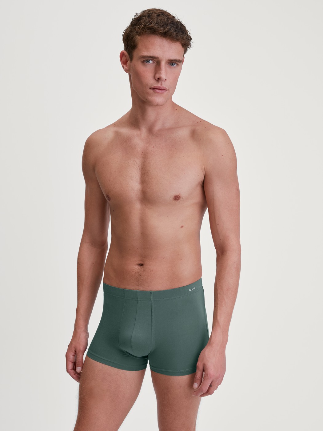 Herren-Model trägt Boxer Brief aus Modal in Grün, Einfarbig aus Serie Balanced Day von CALIDA, Outfit