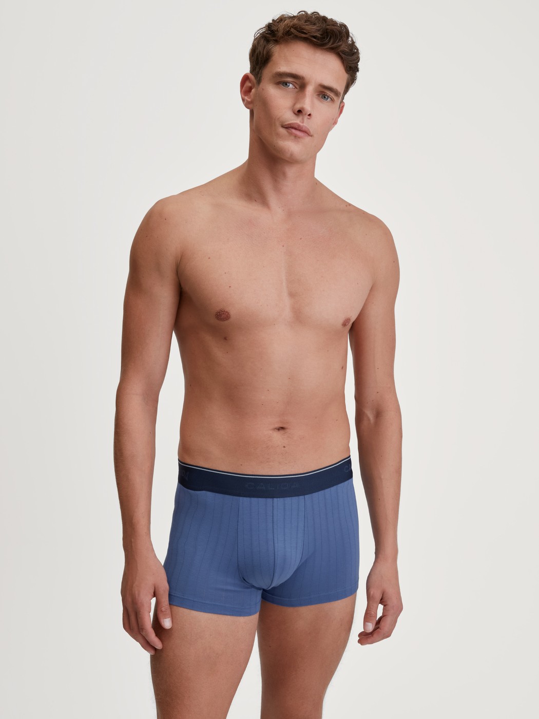 Le mannequin Homme porte le/la Boxer brief, ceinture élastique en Coton de couleur Bleu, Unicolore, de la série Pure & Style de CALIDA, Tenue