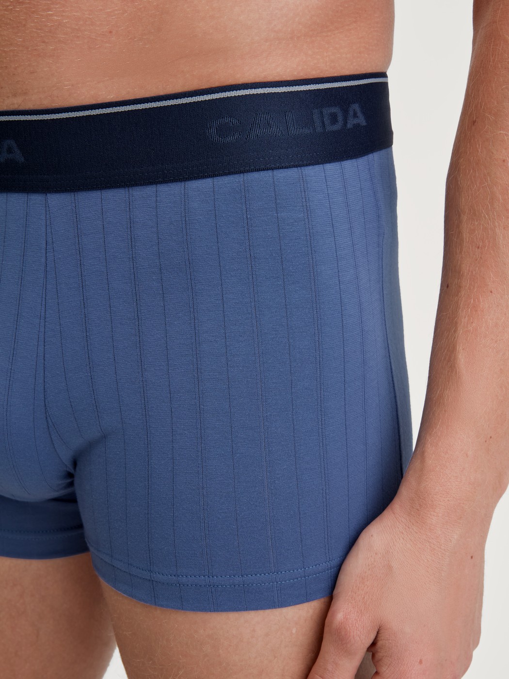 Le mannequin Homme porte le/la Boxer brief, ceinture élastique en Coton de couleur Bleu, Unicolore, de la série Pure & Style de CALIDA, Détail