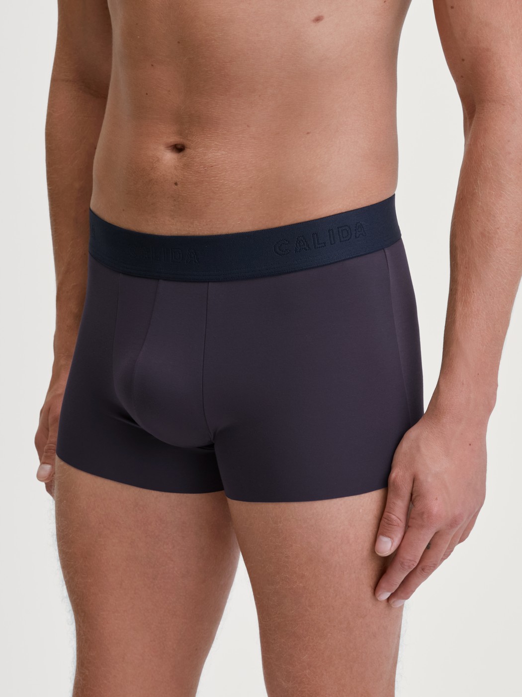 Herren-Model trägt Boxer Brief mit Softbund aus TENCEL™ in Blau, Einfarbig aus Serie Clean Line von CALIDA, Vorderansicht