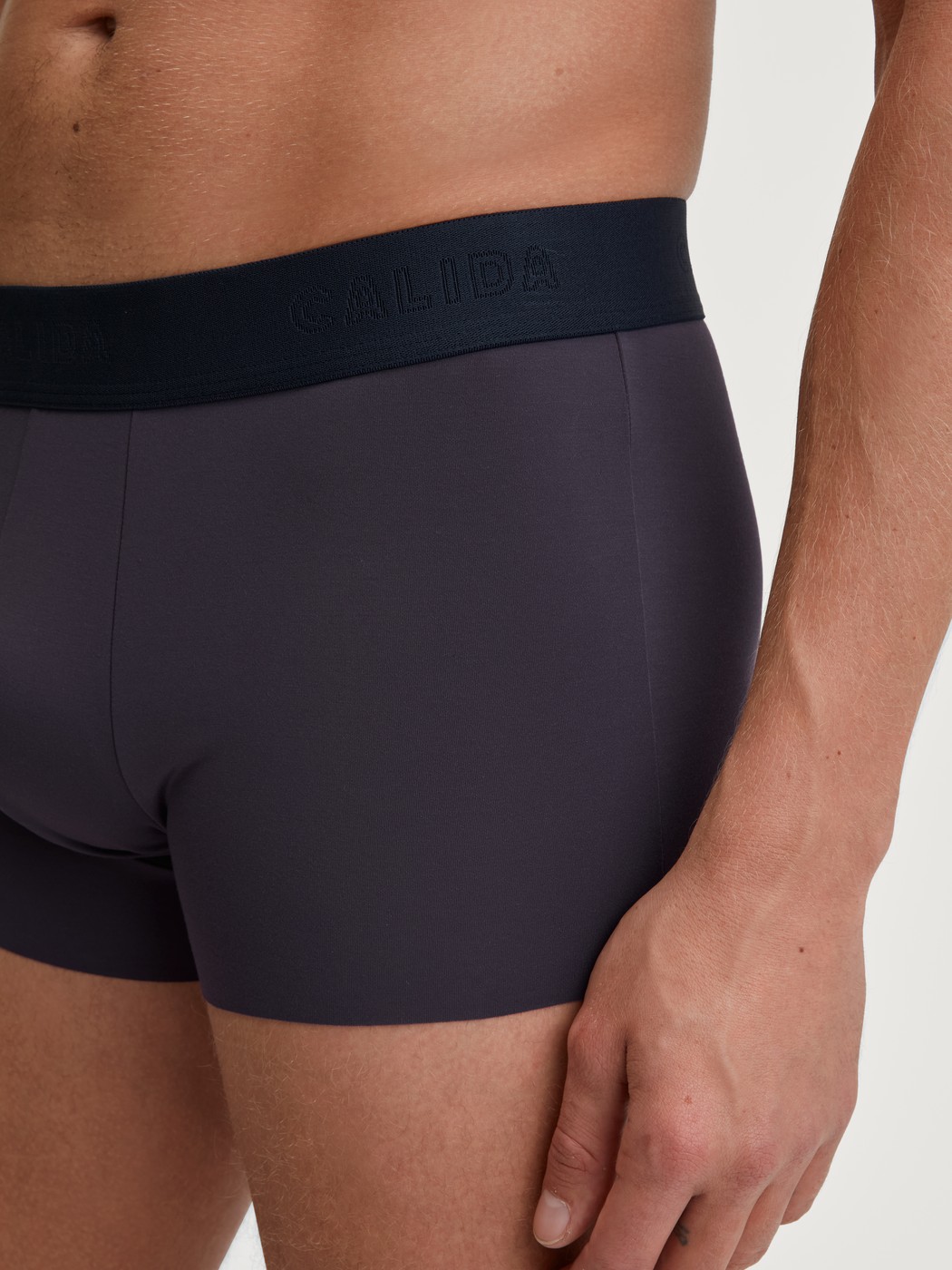 Herren-Model trägt Boxer Brief mit Softbund aus TENCEL™ in Blau, Einfarbig aus Serie Clean Line von CALIDA, Detail