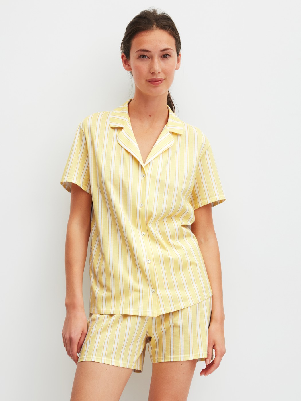 Le mannequin Femme porte le/la Short de pyjama en 100% coton de couleur Jaune, Unicolore, de la série Favourites Ocean de CALIDA, Tenue