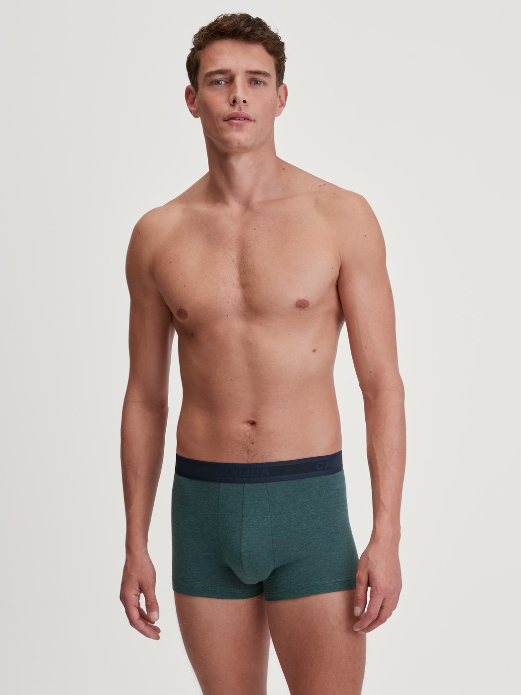 Herren-Model trägt Boxer Brief mit Softgummibund aus Baumwolle in Grün, Einfarbig aus Serie Cotton Sporty von CALIDA, Outfit