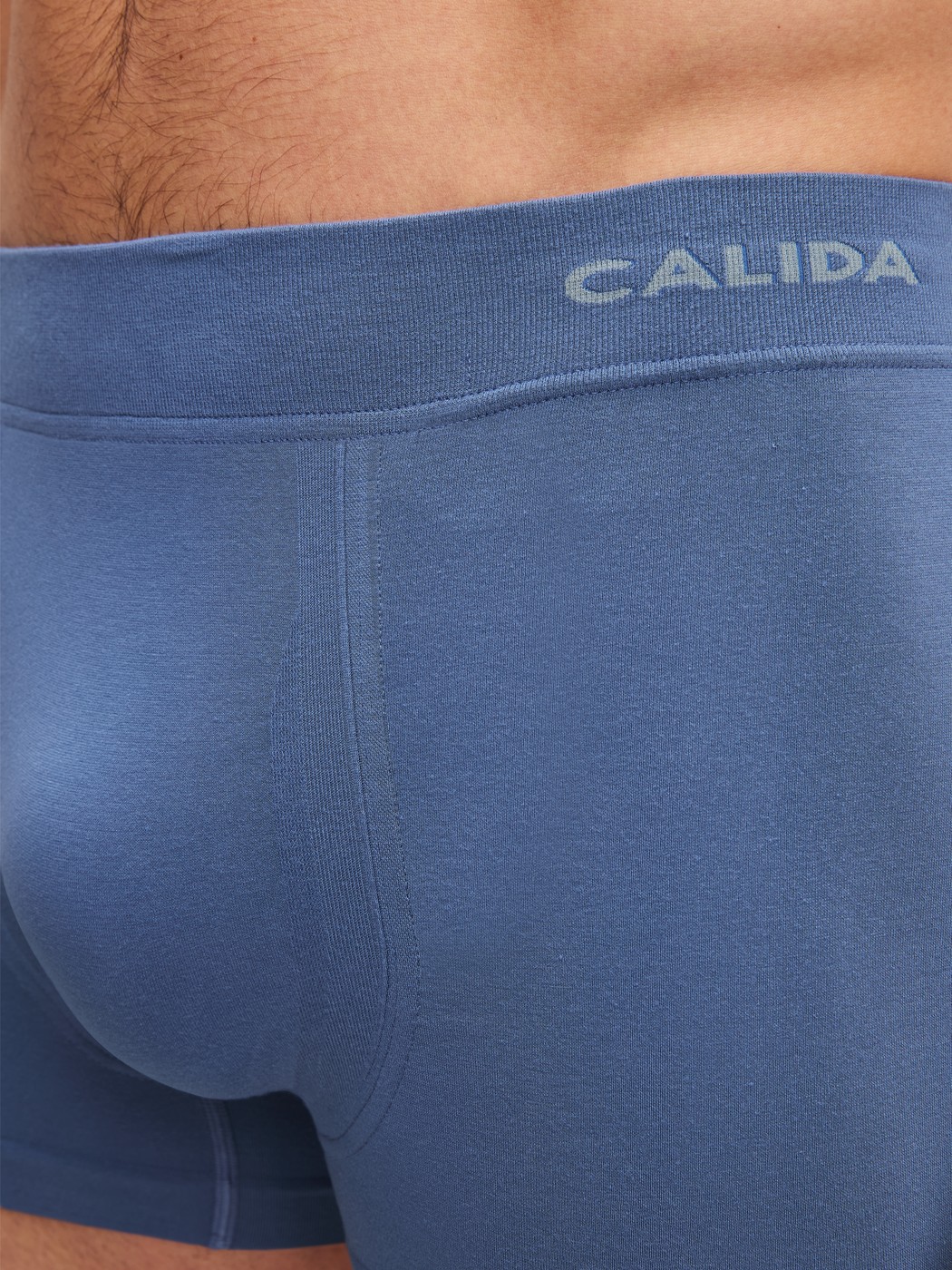 Le mannequin Homme porte le/la Boxer brief en Modal de couleur Bleu, Unicolore, de la série Seamless Natural de CALIDA, Détail