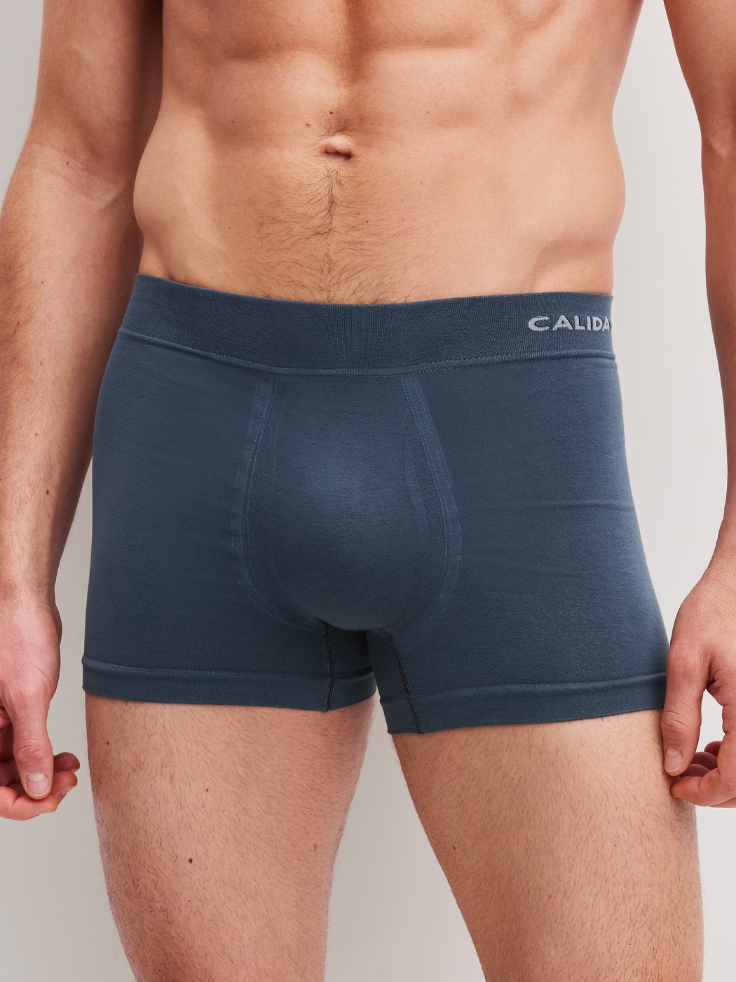 La modella / Il modello Uomo indossa Boxer brief in Modal di colore Grigio, Tinta unita, della serie Seamless Natural di CALIDA, Vista frontale