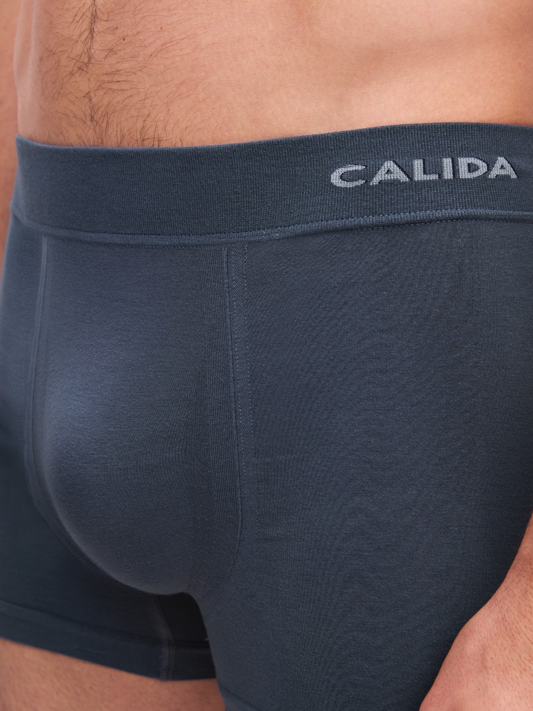 La modella / Il modello Uomo indossa Boxer brief in Modal di colore Grigio, Tinta unita, della serie Seamless Natural di CALIDA, Dettaglio