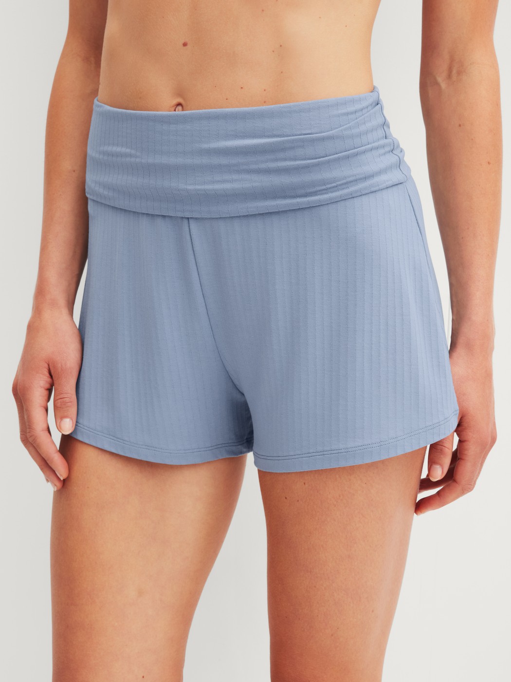 La modella / Il modello Donna indossa Shorts in Modal di colore Blu, Tinta unita, della serie Etude Ajours di CALIDA, Vista frontale
