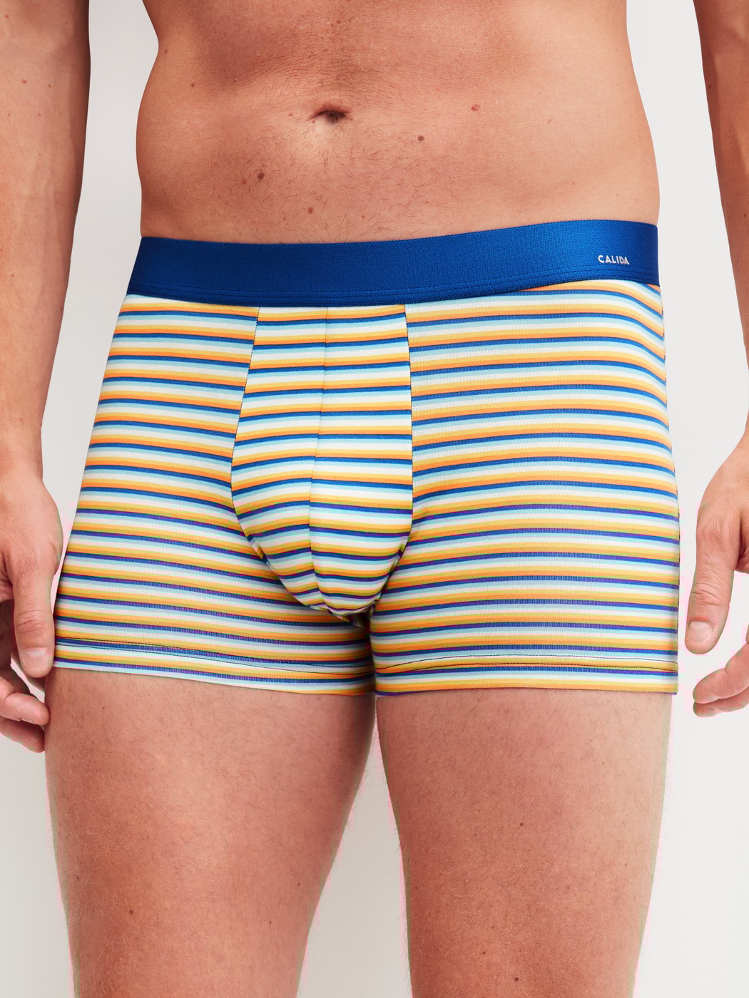 La modella / Il modello Uomo indossa Boxer brief in Cotone di colore Arancione, Modello, della serie Cotton Code Design di CALIDA, Vista frontale