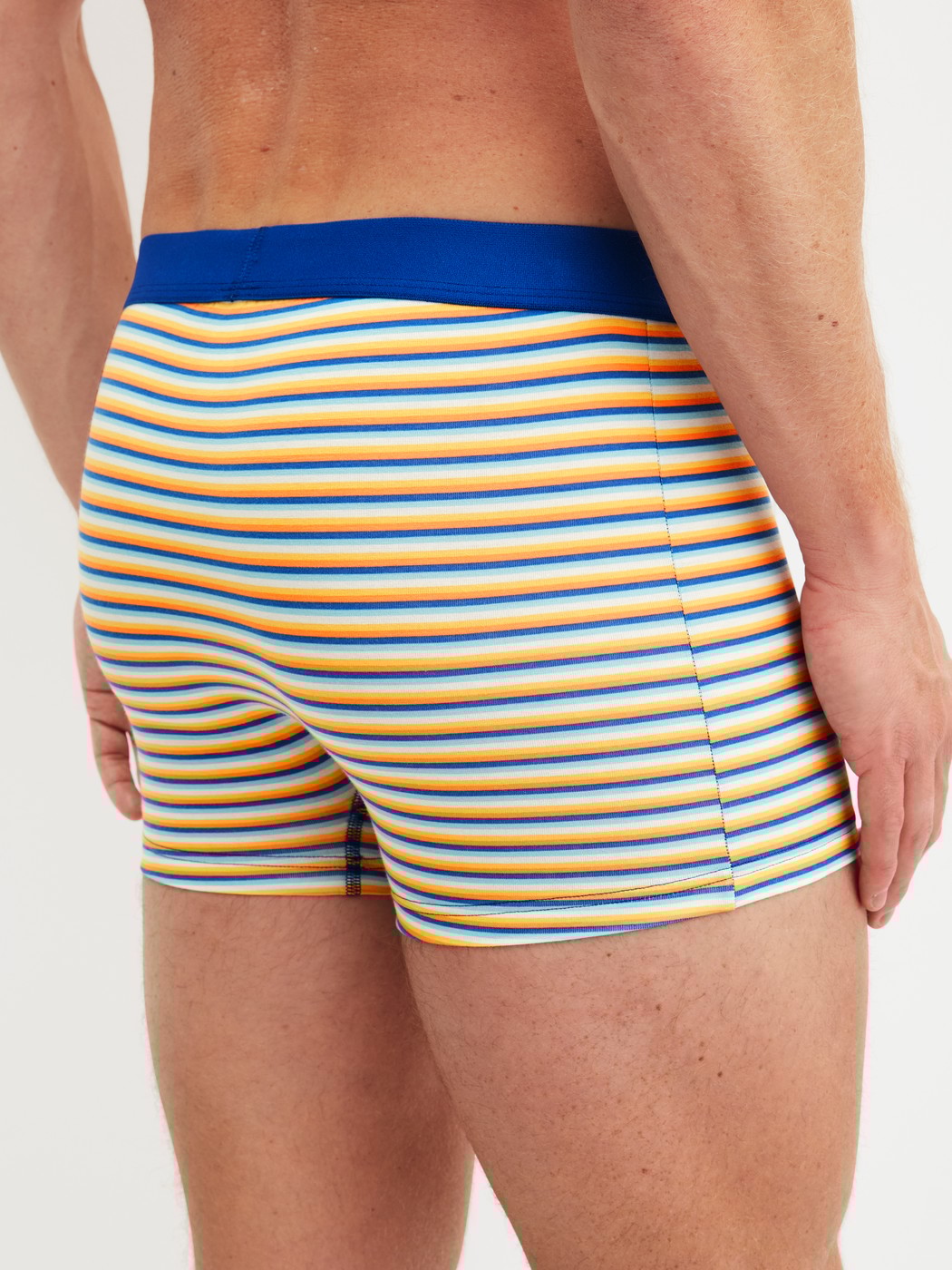 La modella / Il modello Uomo indossa Boxer brief in Cotone di colore Arancione, Modello, della serie Cotton Code Design di CALIDA, Vista posteriore