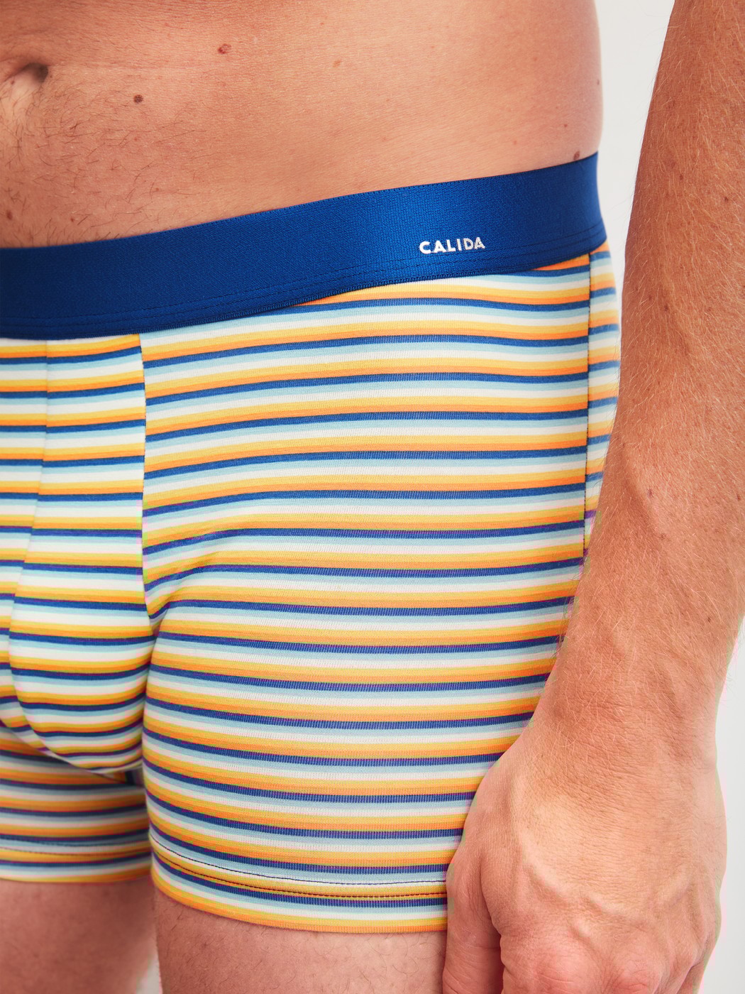 La modella / Il modello Uomo indossa Boxer brief in Cotone di colore Arancione, Modello, della serie Cotton Code Design di CALIDA, Dettaglio