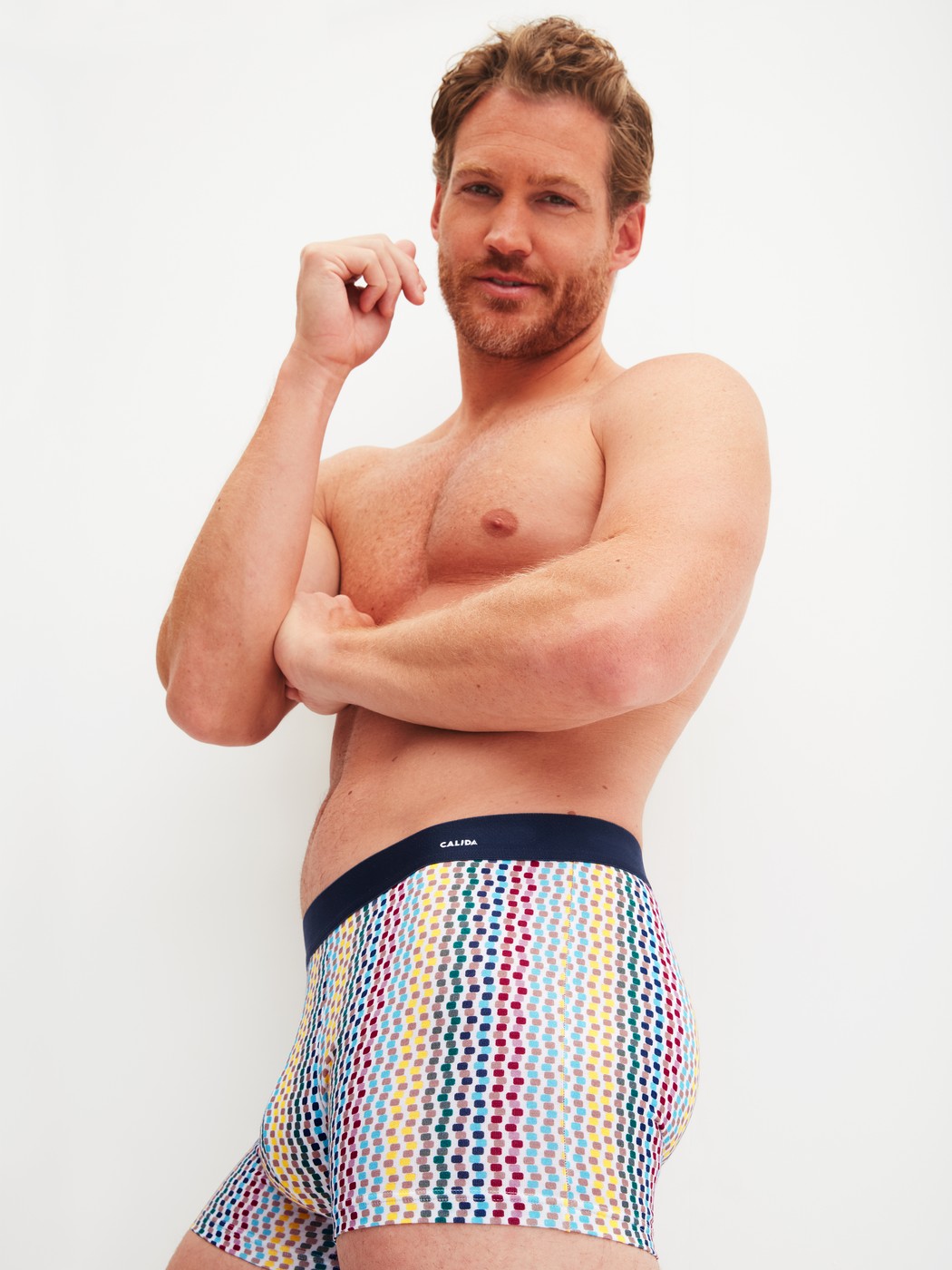 La modella / Il modello Uomo indossa Boxer brief in Cotone di colore Blu, Modello, della serie Cotton Code Design di CALIDA, Immagine aggiuntiva