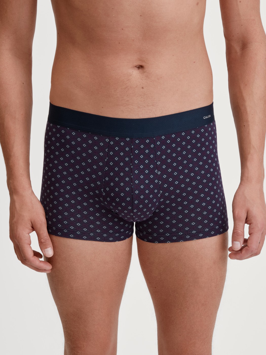 Le mannequin Homme porte le/la Boxer brief en Coton de couleur Rouge, À motifs, de la série Cotton Code Design de CALIDA, Vue de face