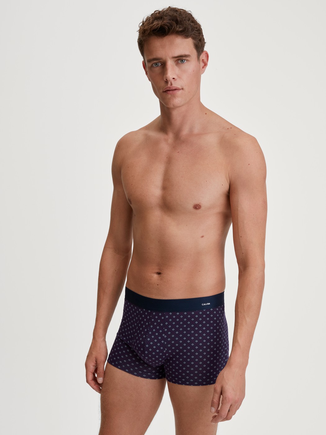 Le mannequin Homme porte le/la Boxer brief en Coton de couleur Rouge, À motifs, de la série Cotton Code Design de CALIDA, Tenue