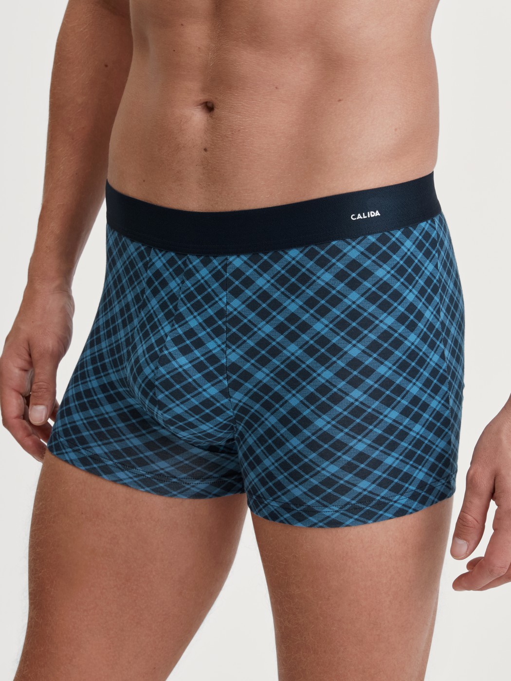 Herren-Model trägt Boxer Brief mit Softgummibund aus Baumwolle in Blau, Kariert aus Serie Cotton Code Design von CALIDA, Vorderansicht