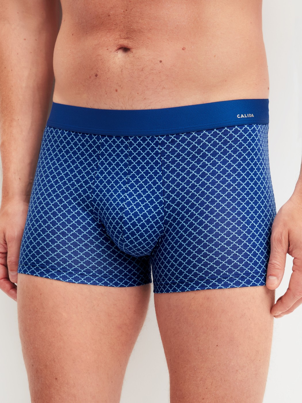 Le mannequin Homme porte le/la Boxer brief en Coton de couleur Bleu, À motifs, de la série Cotton Code Design de CALIDA, Vue de face