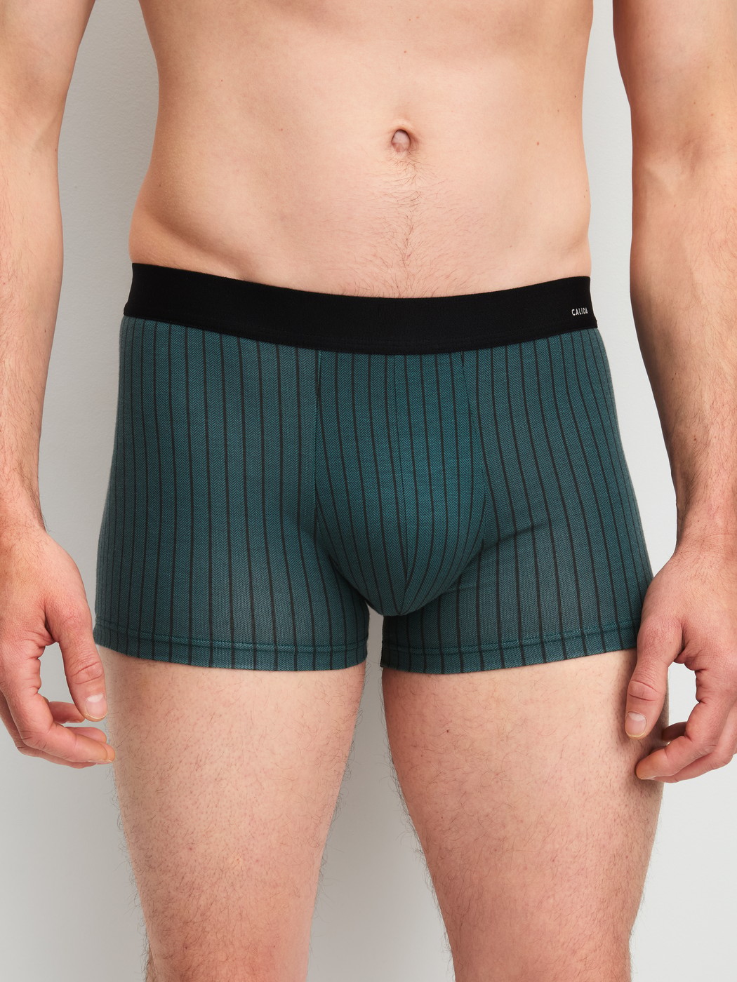 Herren-Model trägt Boxer Brief mit Softgummibund aus Baumwolle in Türkis, Gemustert aus Serie Cotton Code Design von CALIDA, Vorderansicht