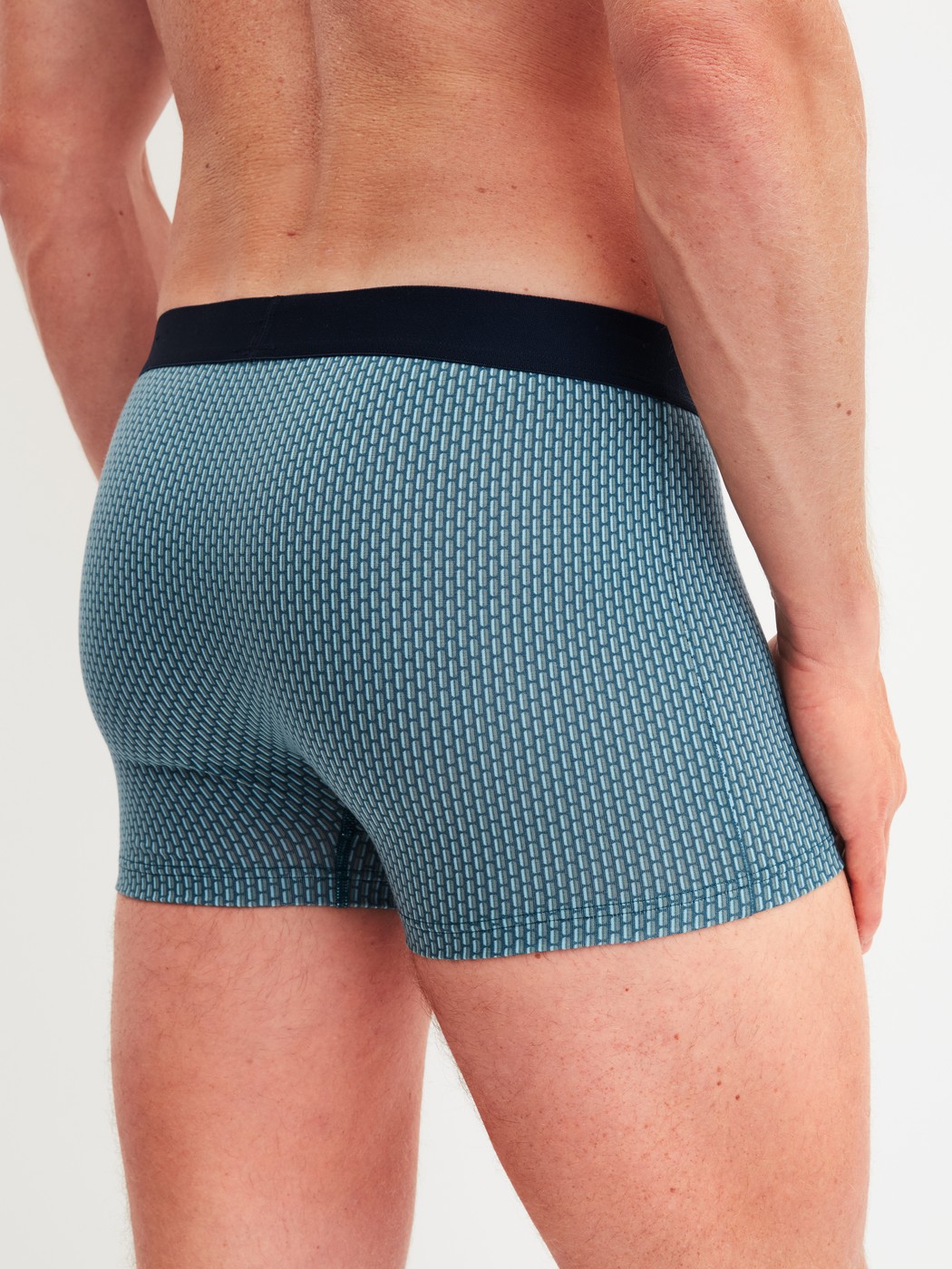 Le mannequin Homme porte le/la Boxer brief en Coton de couleur Bleu, À motifs, de la série Cotton Code Design de CALIDA, Vue arrière