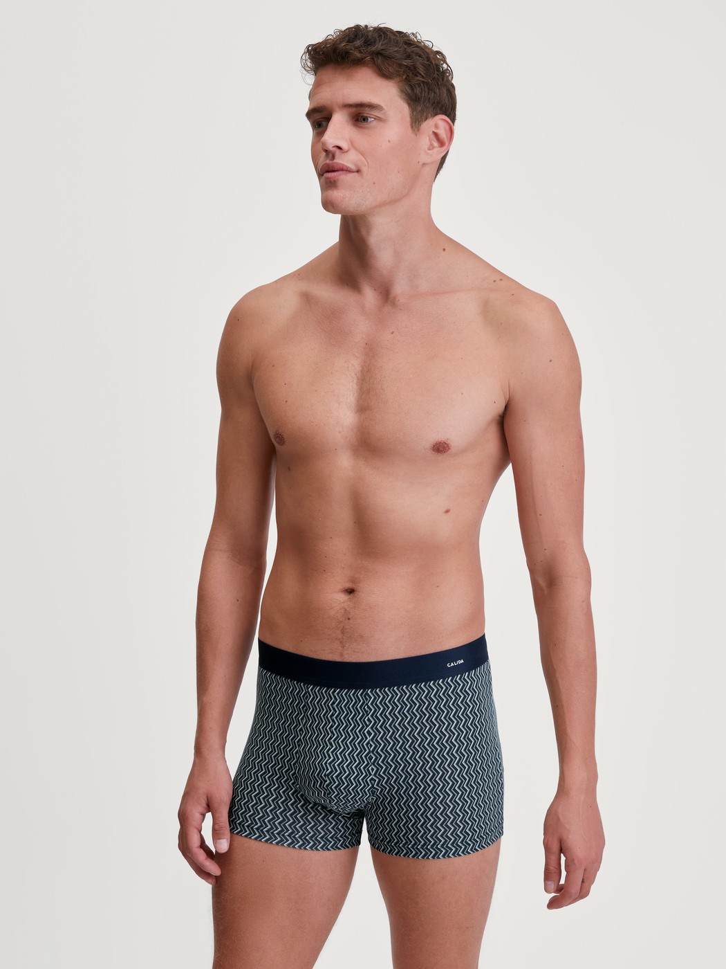 Herren-Model trägt Boxer Brief mit Softgummibund aus Baumwolle in Grün, Gemustert aus Serie Cotton Code Design von CALIDA, Zusatzbild