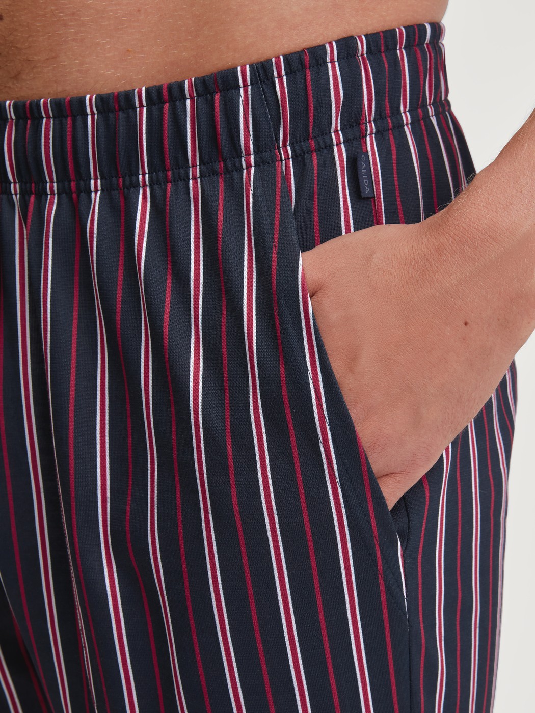 Herren-Model trägt Bermudas aus 100% Baumwolle in Rot, Kariert aus Serie Remix Basic Sleep von CALIDA, Detail