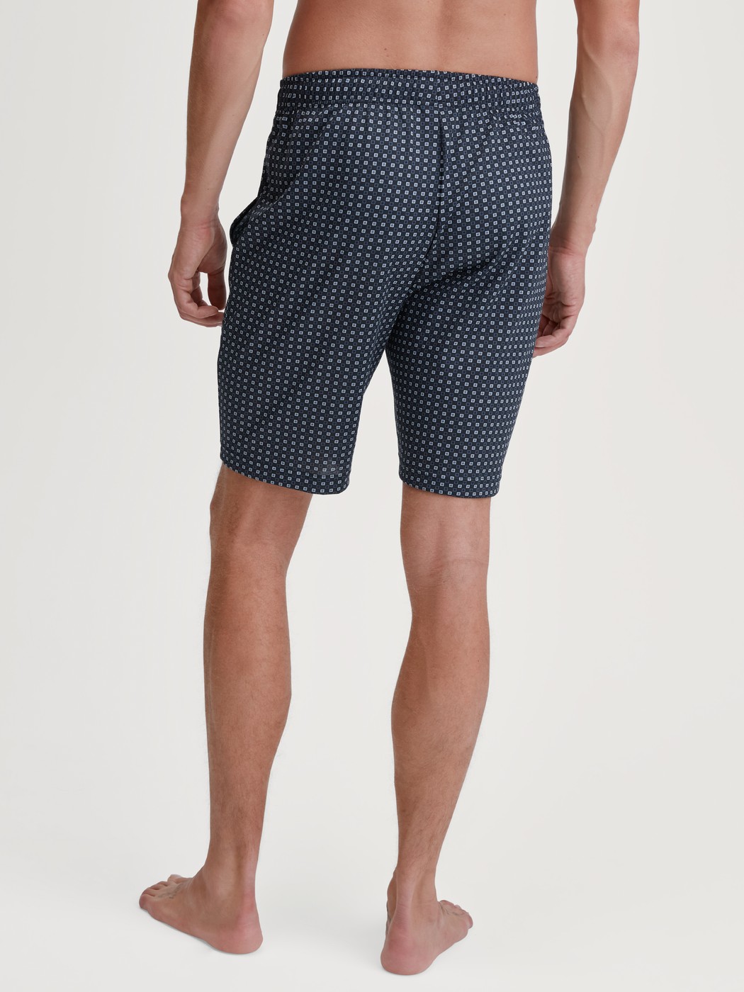 Le mannequin Homme porte le/la Bermduda en 100% coton de couleur Bleu, À carreaux, de la série Remix Basic Sleep de CALIDA, Vue arrière