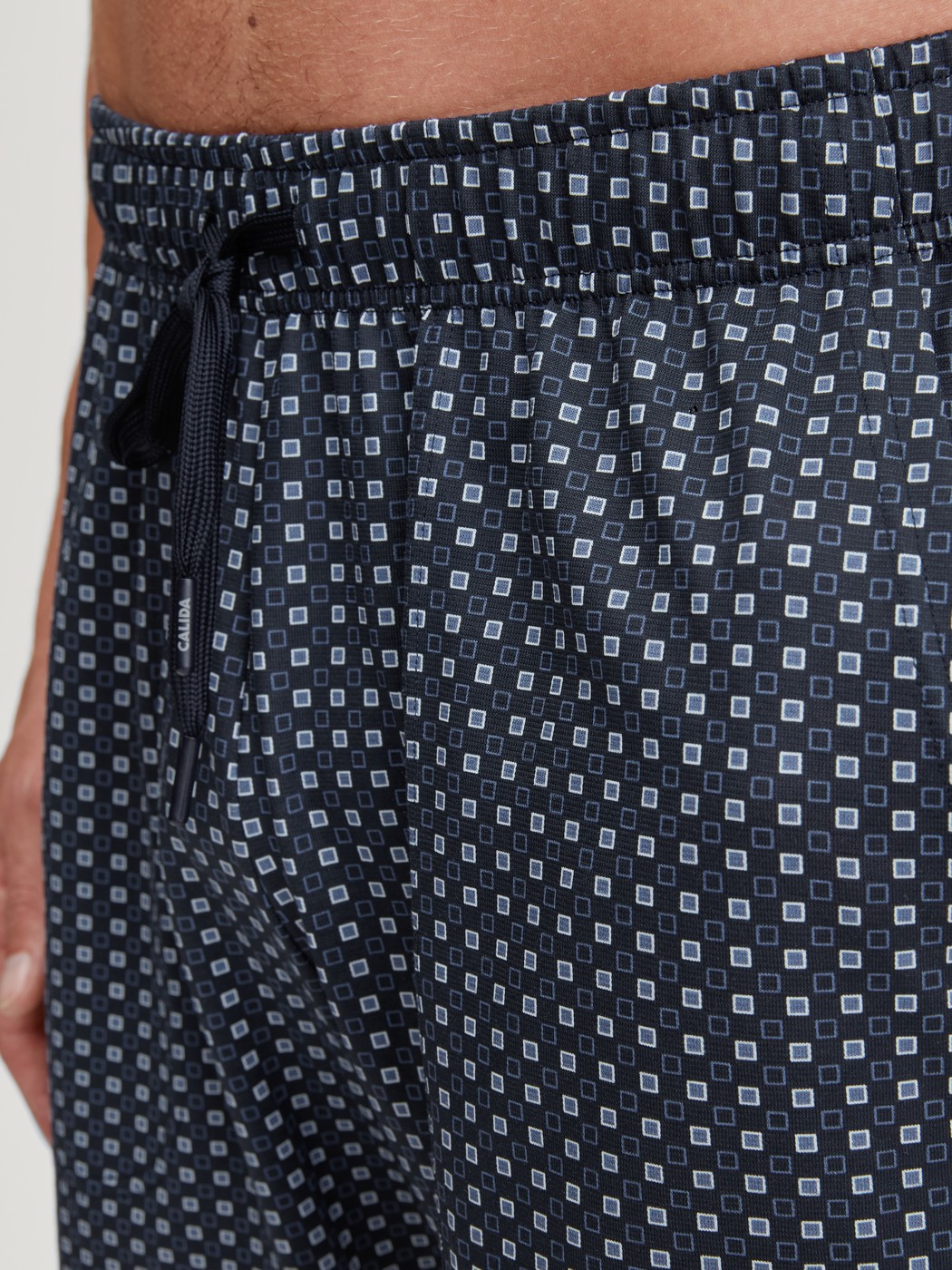 Le mannequin Homme porte le/la Bermduda en 100% coton de couleur Bleu, À carreaux, de la série Remix Basic Sleep de CALIDA, Détail