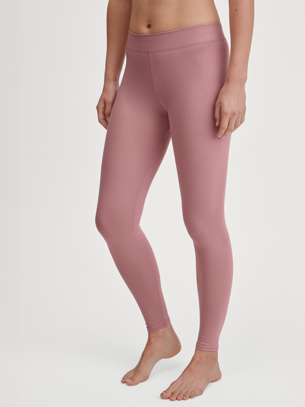 Damen-Model trägt Leggings aus Baumwolle in Rosa, Einfarbig aus Serie Elastic von CALIDA, Vorderansicht