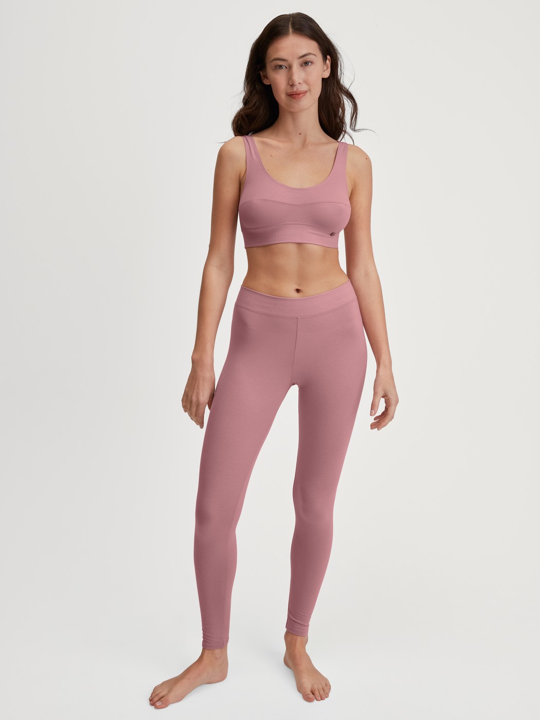 Damen-Model trägt Leggings aus Baumwolle in Rosa, Einfarbig aus Serie Elastic von CALIDA, Outfit