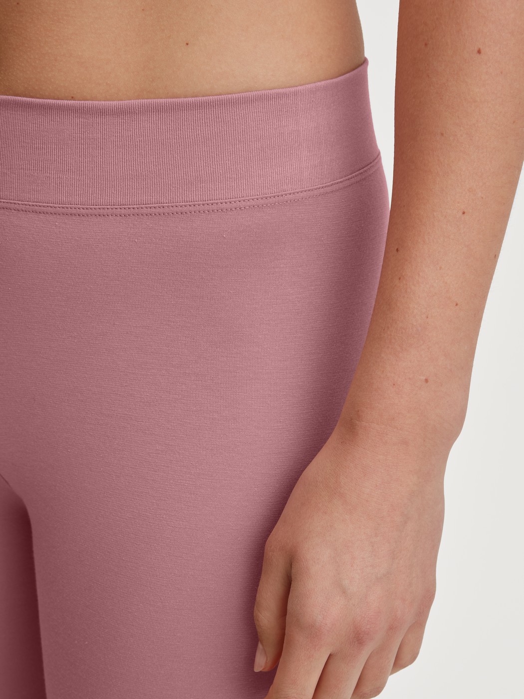 Damen-Model trägt Leggings aus Baumwolle in Rosa, Einfarbig aus Serie Elastic von CALIDA, Detail