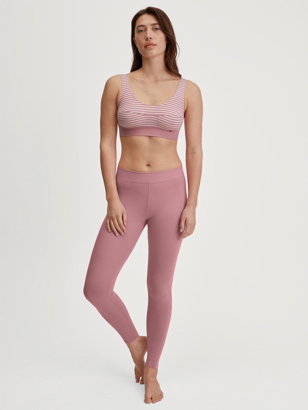 Damen-Model trägt Leggings aus Baumwolle in Rosa, Einfarbig aus Serie Elastic von CALIDA, Zusatzbild
