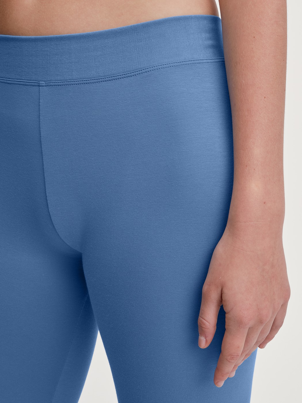 Damen-Model trägt Leggings aus Baumwolle in Blau, Einfarbig aus Serie Elastic von CALIDA, Detail