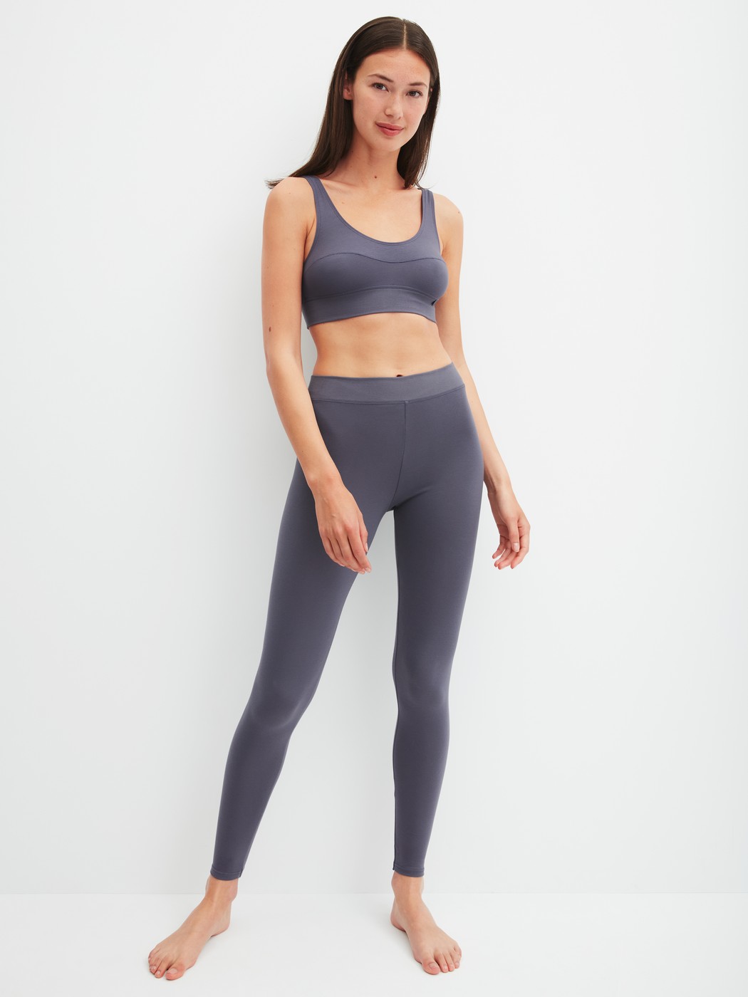 Women model is wearing Leggings made of Cotton in Grey, Unicoloured from the Elastic series by CALIDA, Outfit