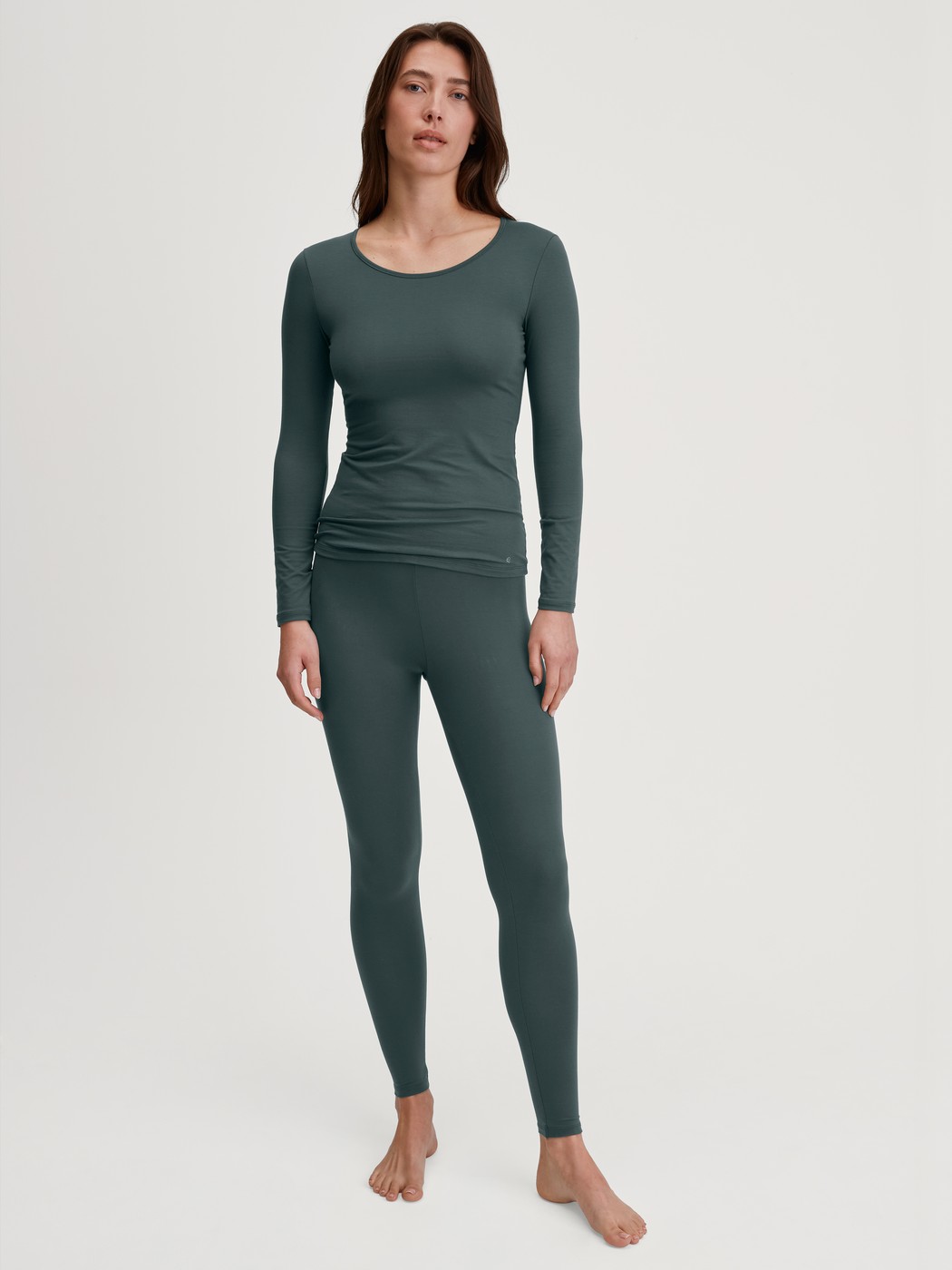 Damen-Model trägt Leggings aus Baumwolle in Grün, Einfarbig aus Serie Natural Comfort von CALIDA, Outfit