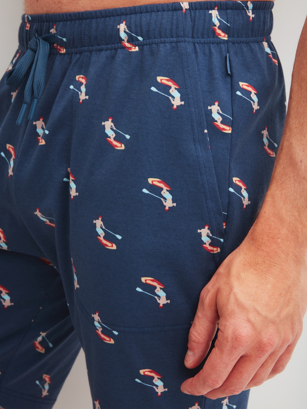 La modella / Il modello Uomo indossa Bermuda in 100% cotone di colore Blu, Modello, della serie RMX Sleep Holiday di CALIDA, Dettaglio