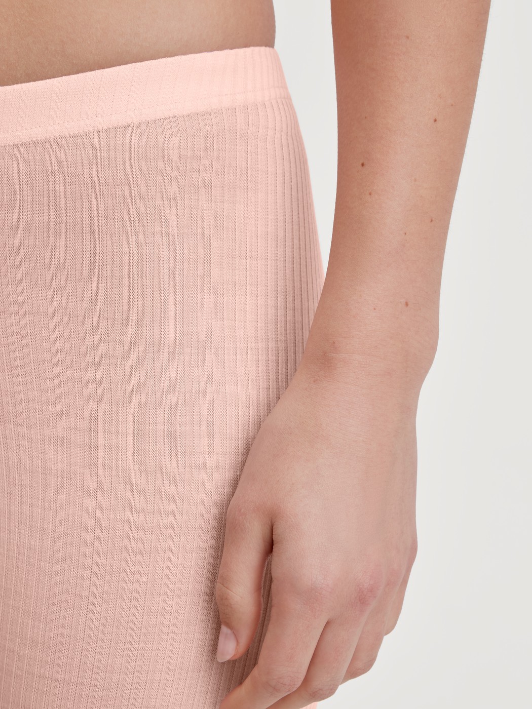 Damen-Model trägt Leggings aus Wolle-Seide aus Wolle in Rosa, Spitze aus Serie Silky Wool Joy von CALIDA, Detail