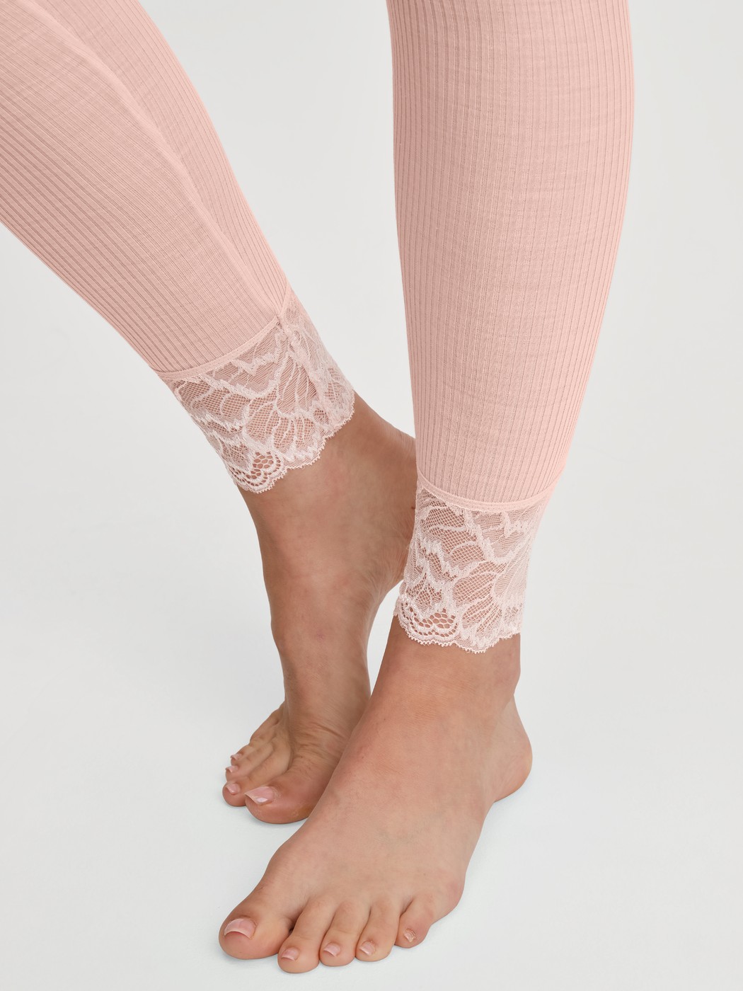 Damen-Model trägt Leggings aus Wolle-Seide aus Wolle in Rosa, Spitze aus Serie Silky Wool Joy von CALIDA, Detail