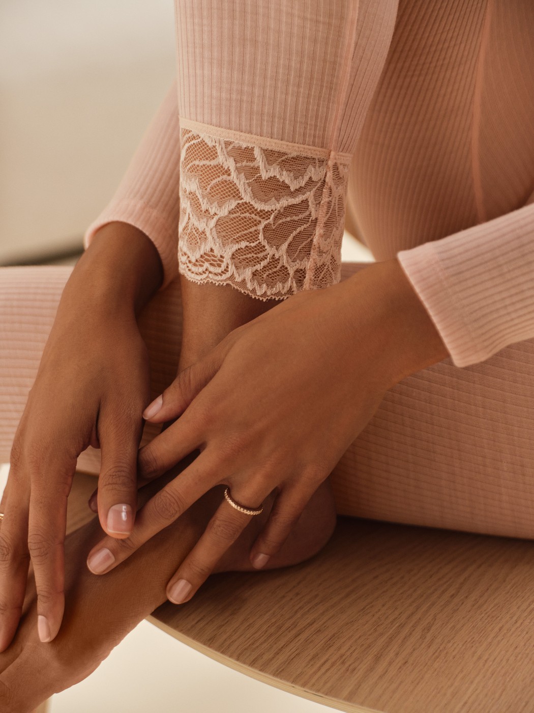 Damen-Model trägt Leggings aus Wolle-Seide aus Wolle in Rosa, Spitze aus Serie Silky Wool Joy von CALIDA, Zusatzbild