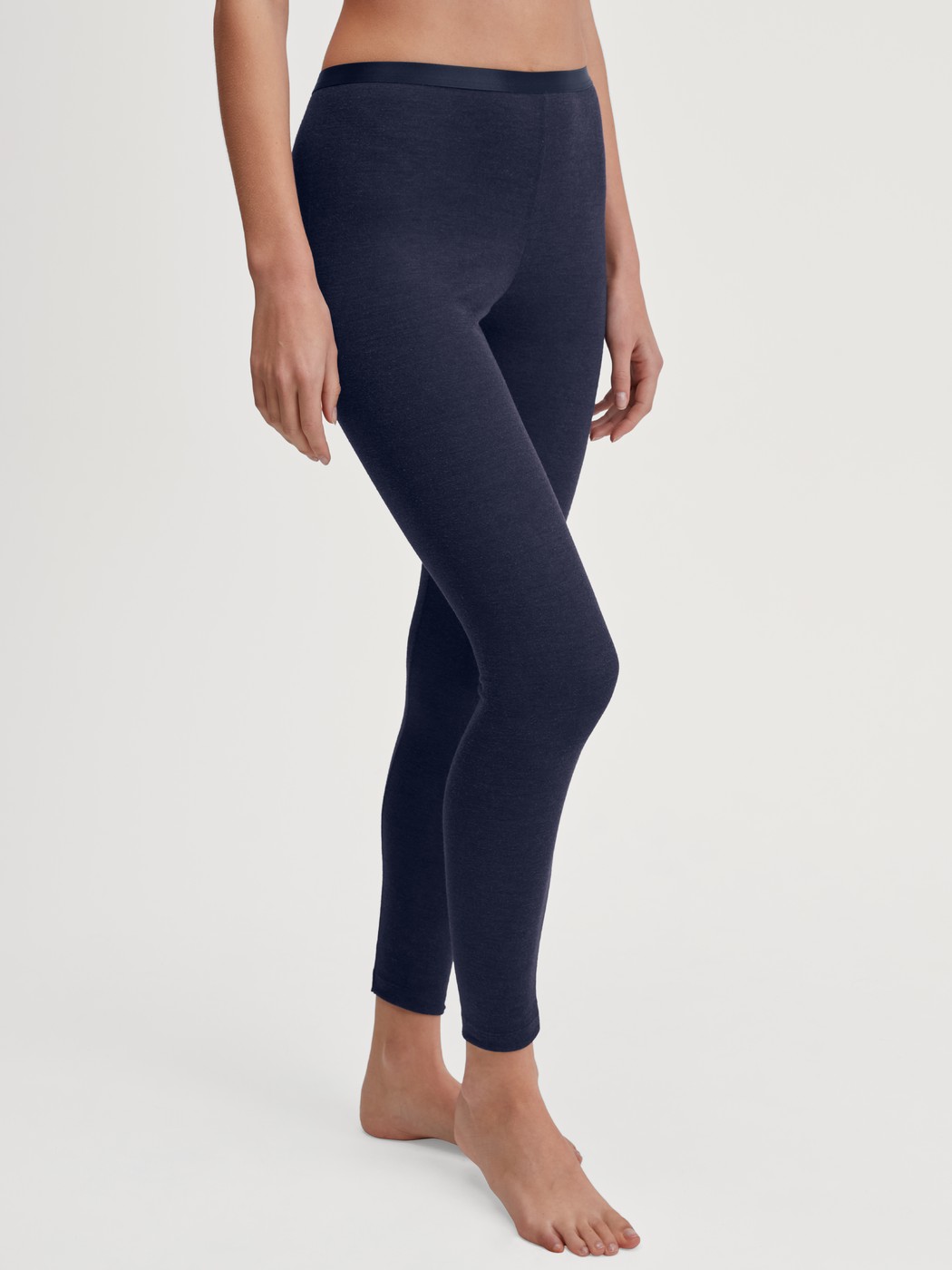 Damen-Model trägt Leggings aus Wolle-Seide aus Wolle in Blau, Einfarbig aus Serie True Confidence von CALIDA, Vorderansicht