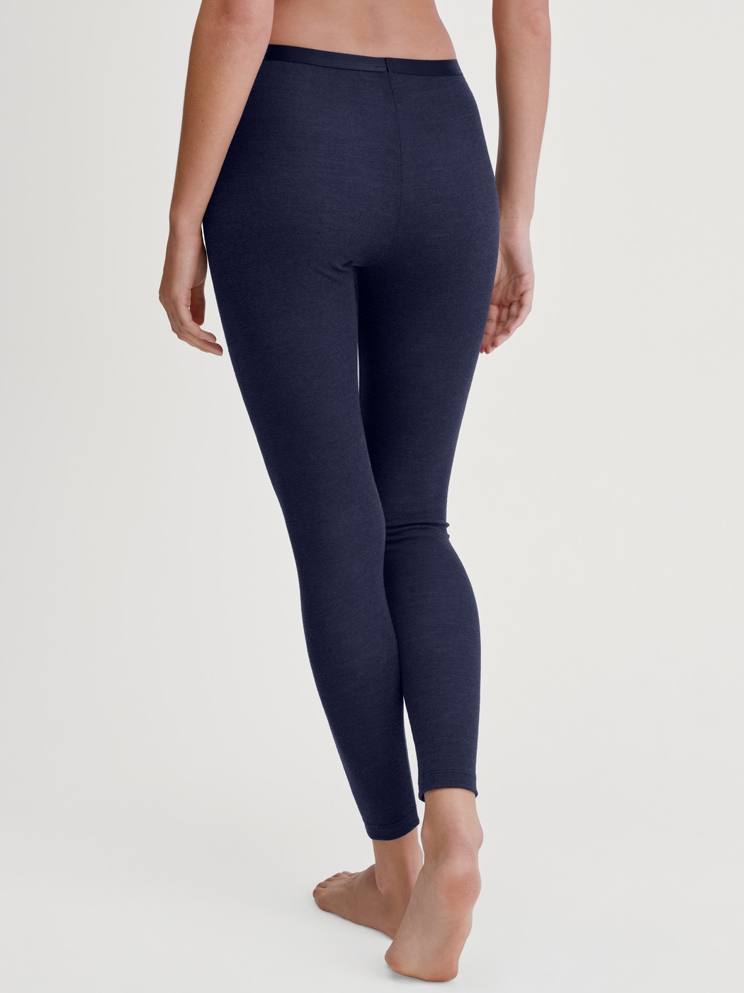 Damen-Model trägt Leggings aus Wolle-Seide aus Wolle in Blau, Einfarbig aus Serie True Confidence von CALIDA, Rückansicht