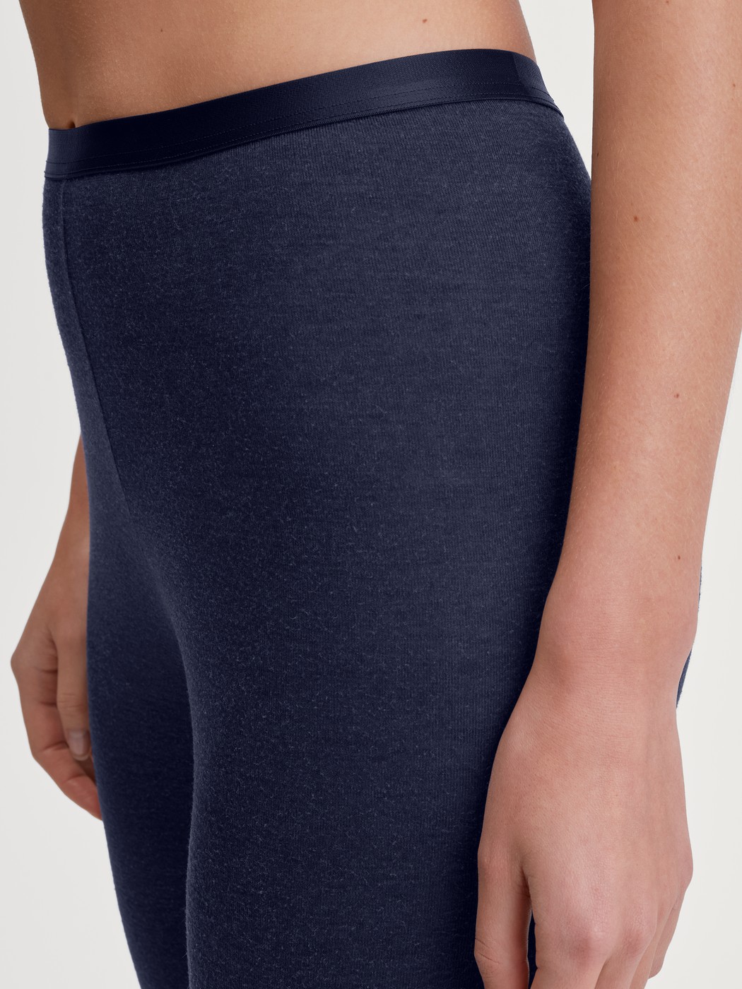 Damen-Model trägt Leggings aus Wolle-Seide aus Wolle in Blau, Einfarbig aus Serie True Confidence von CALIDA, Detail