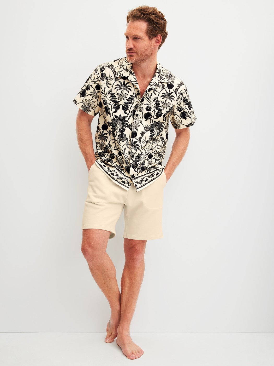 Herren-Model trägt Bermudas mit Seitentaschen aus Baumwolle in Beige, Einfarbig aus Serie RMX Lounge Lecce von CALIDA, Outfit