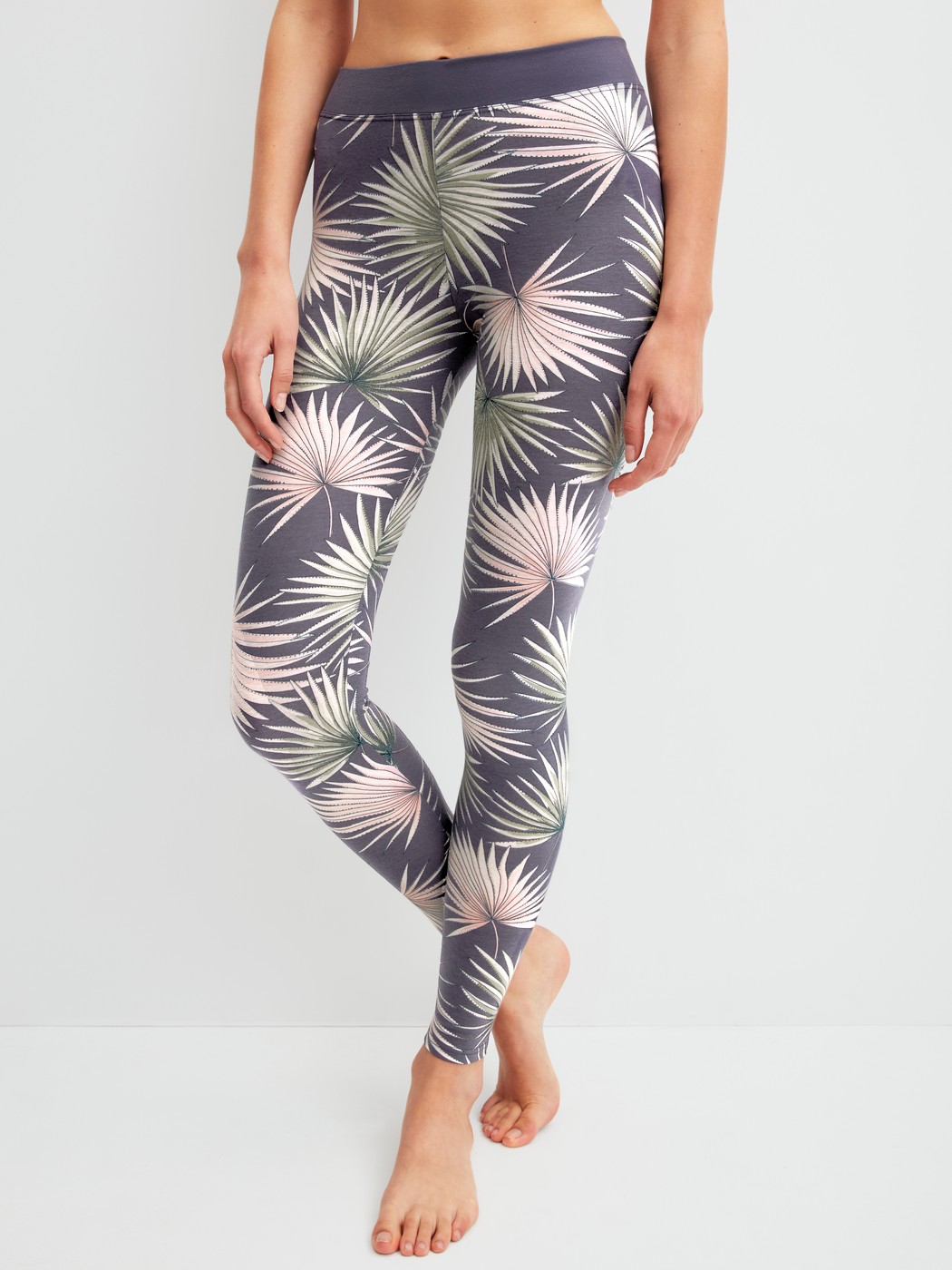 Le mannequin Femme porte le/la Leggings en Coton de couleur Gris, Floral, de la série Elastic Trend de CALIDA, Vue de face
