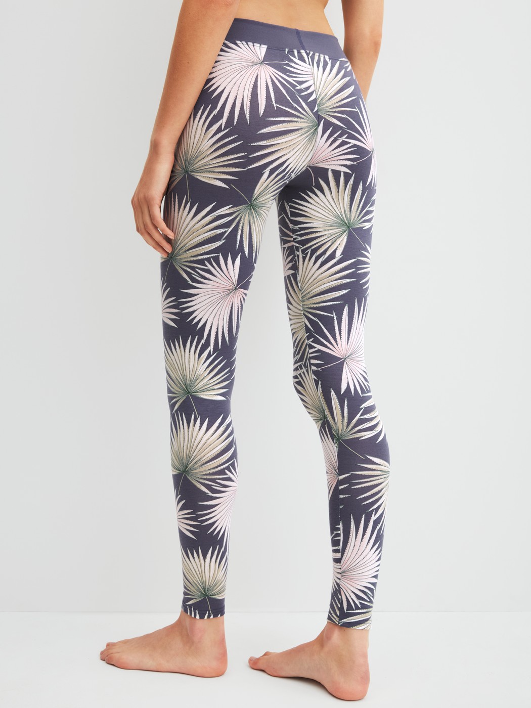 Le mannequin Femme porte le/la Leggings en Coton de couleur Gris, Floral, de la série Elastic Trend de CALIDA, Vue arrière